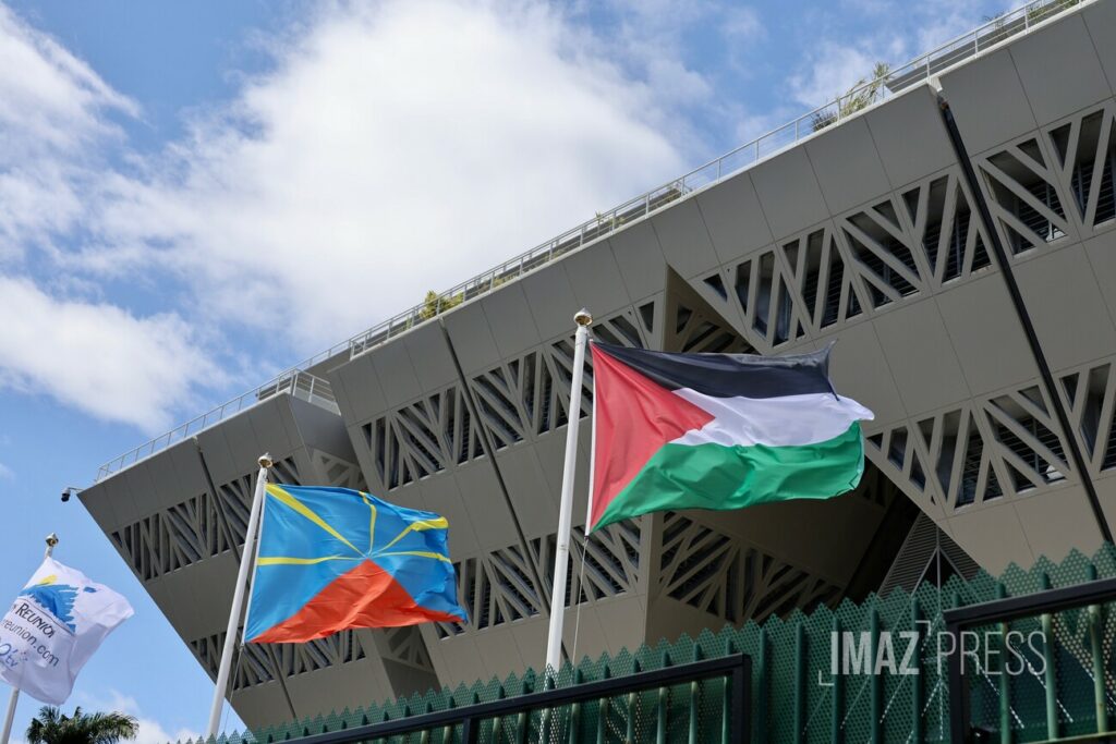 Alors que la France doit reconnaître officiellement l’État de Palestine ce lundi 22 septembre, plusieurs collectivités de La Réunion ont hissé le drapeau palestinien sur leurs frontons, malgré la mise en garde de la préfecture. Une initiative symbolique qui alimente la polémique déjà présente dans l’Hexagone.