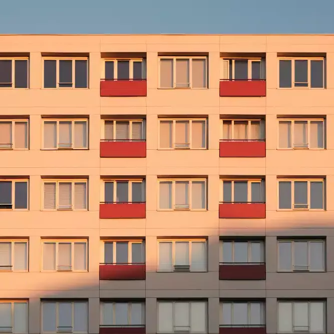 La Guadeloupe traverse une crise inédite du logement social. En trois ans, la production a été divisée par trois alors que la demande explose.