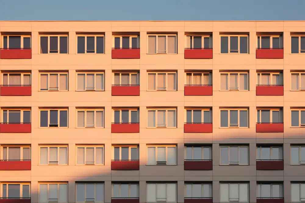 La Guadeloupe traverse une crise inédite du logement social. En trois ans, la production a été divisée par trois alors que la demande explose.