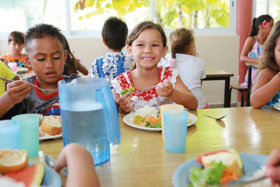 Arue : les impayés de cantine privent les enfants d’un repas le vendredi À l’école Ahutoru d’Arue, les enfants n’ont plus accès à la cantine le vendredi. Une décision douloureuse, conséquence directe de près de 3 millions de francs pacifiques d’impayés accumulés par une cinquantaine de parents. Unique à Tahiti, la cantine est gérée non pas par la commune mais par l’association des parents d’élèves, qui n’a plus les moyens de régler ses fournisseurs ni les salaires des cuisinières. Pour tenter de combler le déficit, l’APE multiplie les initiatives : ventes de goûters à la récréation, plats à emporter le week-end, suspension des inscriptions pour les familles en retard de paiement. Mais malgré ces efforts, il reste encore 1,8 million de francs à trouver. Une situation d’autant plus incompréhensible que les tarifs sont parmi les plus bas du territoire : 450 francs par repas pour les élémentaires et 350 pour les maternelles. La maire d’Arue, Teura Iriti, rappelle que la commune prend déjà en charge les locaux, l’eau et l’électricité, mais elle appelle les parents à assumer leurs responsabilités. « Les enfants doivent avoir un repas par jour, mais il faut que les familles jouent le jeu », insiste-t-elle, en attendant l’assemblée générale des parents prévue lundi. Un bol d’air pourrait toutefois venir du Pays, qui vient de voter une aide de 200 francs par repas. Une mesure saluée par les familles, mais qui ne suffira pas à compenser les comportements défaillants de certains. Car au-delà des chiffres, c’est le principe même de solidarité parentale qui est en cause. Sans discipline collective, ce sont toujours les plus vulnérables qui trinquent, en l’occurrence les enfants privés de repas au cœur de la journée scolaire.