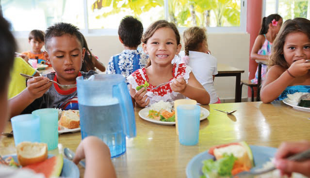 Arue : les impayés de cantine privent les enfants d’un repas le vendredi À l’école Ahutoru d’Arue, les enfants n’ont plus accès à la cantine le vendredi. Une décision douloureuse, conséquence directe de près de 3 millions de francs pacifiques d’impayés accumulés par une cinquantaine de parents. Unique à Tahiti, la cantine est gérée non pas par la commune mais par l’association des parents d’élèves, qui n’a plus les moyens de régler ses fournisseurs ni les salaires des cuisinières. Pour tenter de combler le déficit, l’APE multiplie les initiatives : ventes de goûters à la récréation, plats à emporter le week-end, suspension des inscriptions pour les familles en retard de paiement. Mais malgré ces efforts, il reste encore 1,8 million de francs à trouver. Une situation d’autant plus incompréhensible que les tarifs sont parmi les plus bas du territoire : 450 francs par repas pour les élémentaires et 350 pour les maternelles. La maire d’Arue, Teura Iriti, rappelle que la commune prend déjà en charge les locaux, l’eau et l’électricité, mais elle appelle les parents à assumer leurs responsabilités. « Les enfants doivent avoir un repas par jour, mais il faut que les familles jouent le jeu », insiste-t-elle, en attendant l’assemblée générale des parents prévue lundi. Un bol d’air pourrait toutefois venir du Pays, qui vient de voter une aide de 200 francs par repas. Une mesure saluée par les familles, mais qui ne suffira pas à compenser les comportements défaillants de certains. Car au-delà des chiffres, c’est le principe même de solidarité parentale qui est en cause. Sans discipline collective, ce sont toujours les plus vulnérables qui trinquent, en l’occurrence les enfants privés de repas au cœur de la journée scolaire.