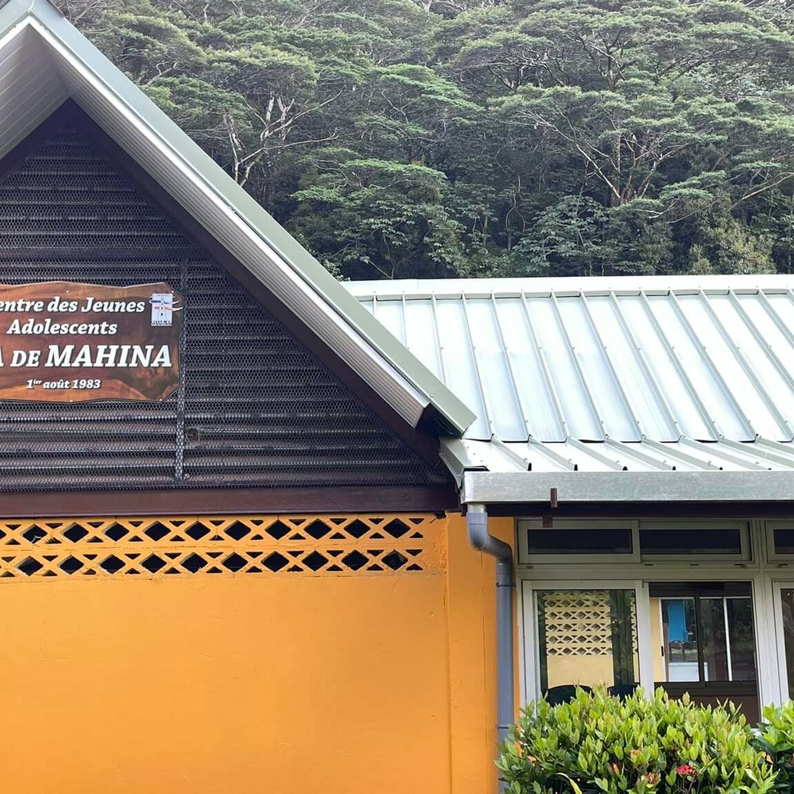 À peine deux semaines après un cambriolage, le Centre des jeunes adolescents (CJA) de Mahina, à Tahiti, a encore été pris pour cible. Lundi matin, l’équipe pédagogique a découvert une vitre brisée à l’arrière de la grande salle d’accueil.