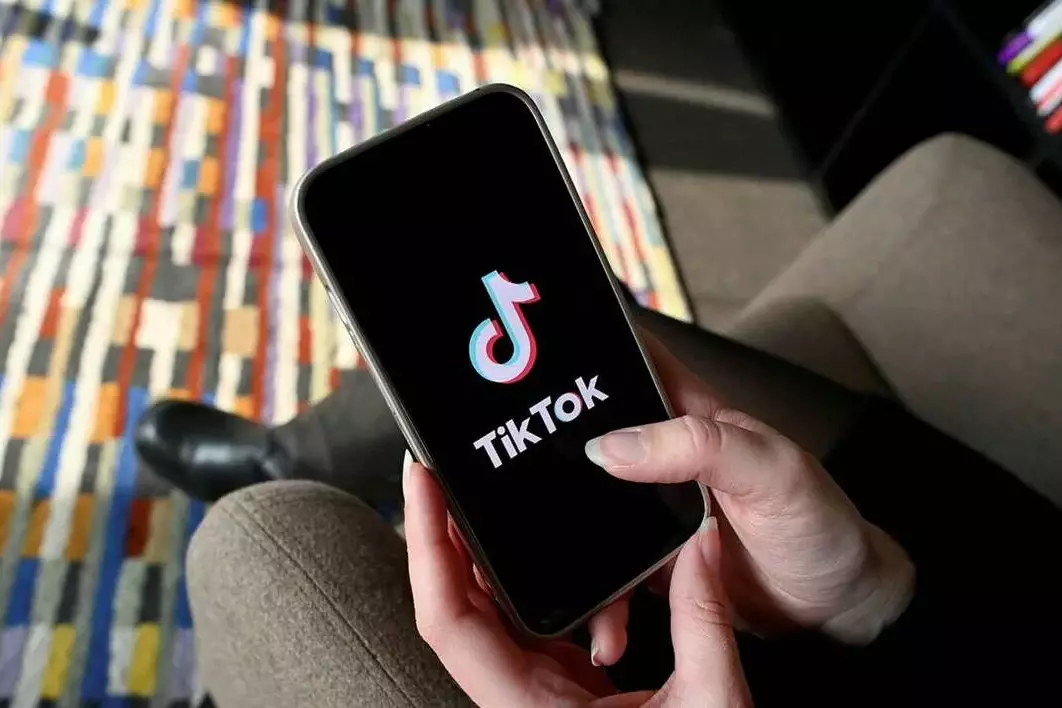 Commission TikTok : une interdiction des réseaux sociaux pour les moins de 15 ans dans le viseur