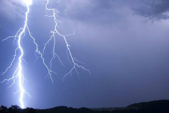 L’archipel reste placé en vigilance jaune pour fortes pluies et orages, ce mardi 23 septembre. L’onde tropicale n°28 génère des précipitations soutenues et des orages qui devraient se prolonger toute la journée et la nuit prochaine.
