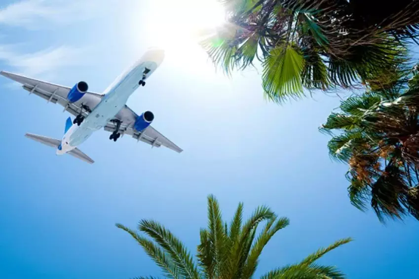 À compter du 29 mars 2026, Air France ne proposera plus aucun vol vers les Outre-mer depuis Orly. Les liaisons vers la Martinique, la Guadeloupe et La Réunion seront intégralement transférées à l’aéroport Charles-de-Gaulle.