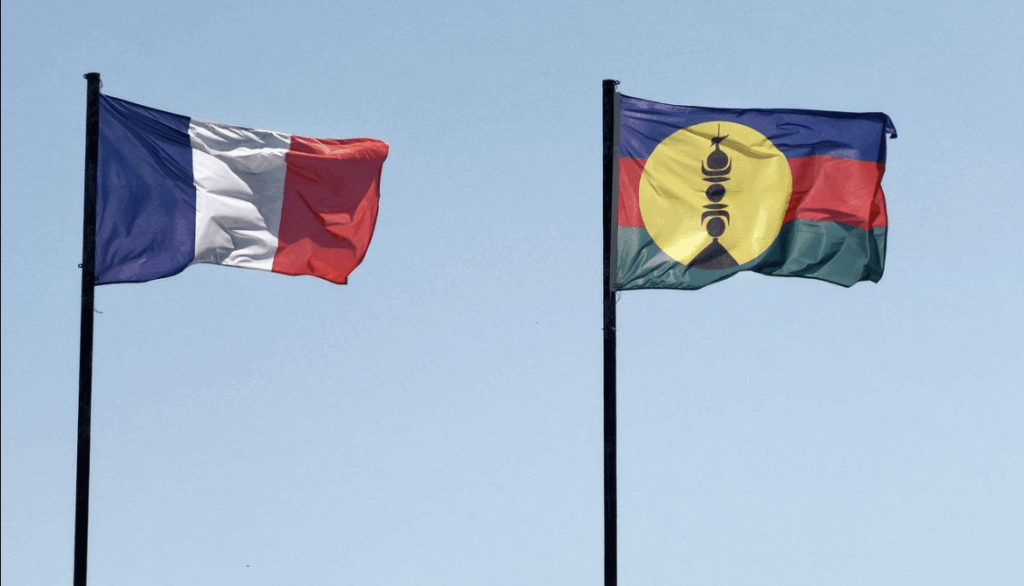 La Nouvelle-Calédonie a subi en 2024 sa pire récession depuis plus d’un demi-siècle. Le produit intérieur brut (PIB) du territoire a chuté de 13,5 %, selon les Comptes économiques rapides de l’outre-mer (Cerom). L’investissement a reculé de 24 %, la consommation des ménages de 7 % et les exportations de plus de 40 %. Tous les moteurs de la croissance sont à l’arrêt.