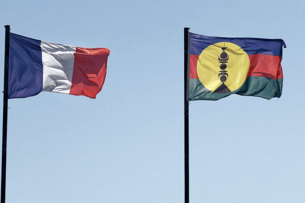 La Nouvelle-Calédonie a subi en 2024 sa pire récession depuis plus d’un demi-siècle. Le produit intérieur brut (PIB) du territoire a chuté de 13,5 %, selon les Comptes économiques rapides de l’outre-mer (Cerom). L’investissement a reculé de 24 %, la consommation des ménages de 7 % et les exportations de plus de 40 %. Tous les moteurs de la croissance sont à l’arrêt.