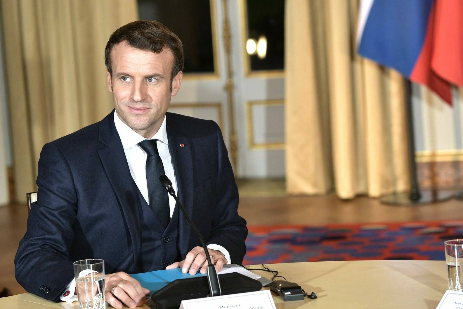 Emmanuel Macron avait convié ce mardi 30 septembre les signataires de l’Appel de Fort-de-France à un dîner à l’Élysée. Objectif affiché : faire le point sur les demandes d’évolution statutaire des Outre-mer. Mais plusieurs élus de Guyane, emmenés par Gabriel Serville, président de la Collectivité Territoriale, ont décidé de boycotter le rendez-vous, dénonçant un « manque de considération ».
