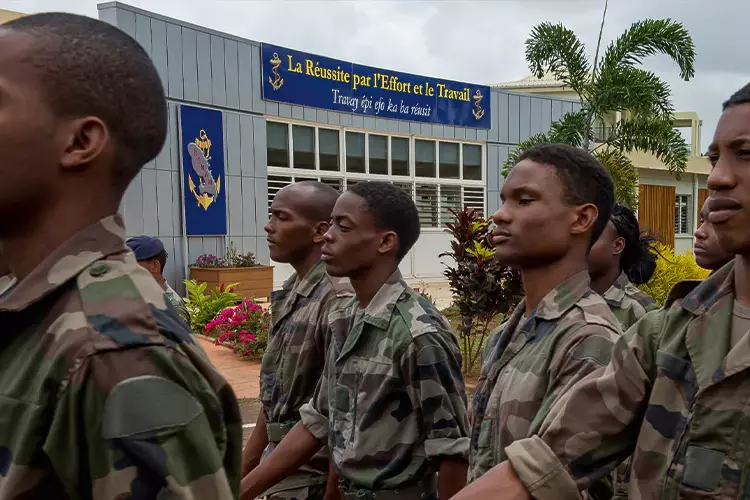 Du 8 au 15 septembre, le Service militaire adapté (SMA) a pris toute sa part à la 12ᵉ édition des Journées nationales d’action contre l’illettrisme. L’enjeu est de taille : dans plusieurs territoires ultramarins, une part importante de la jeunesse reste privée des savoirs fondamentaux. L’État et son armée rappellent ainsi que la maîtrise de la lecture, de l’écriture et du calcul est une condition de l’insertion et de la réussite.