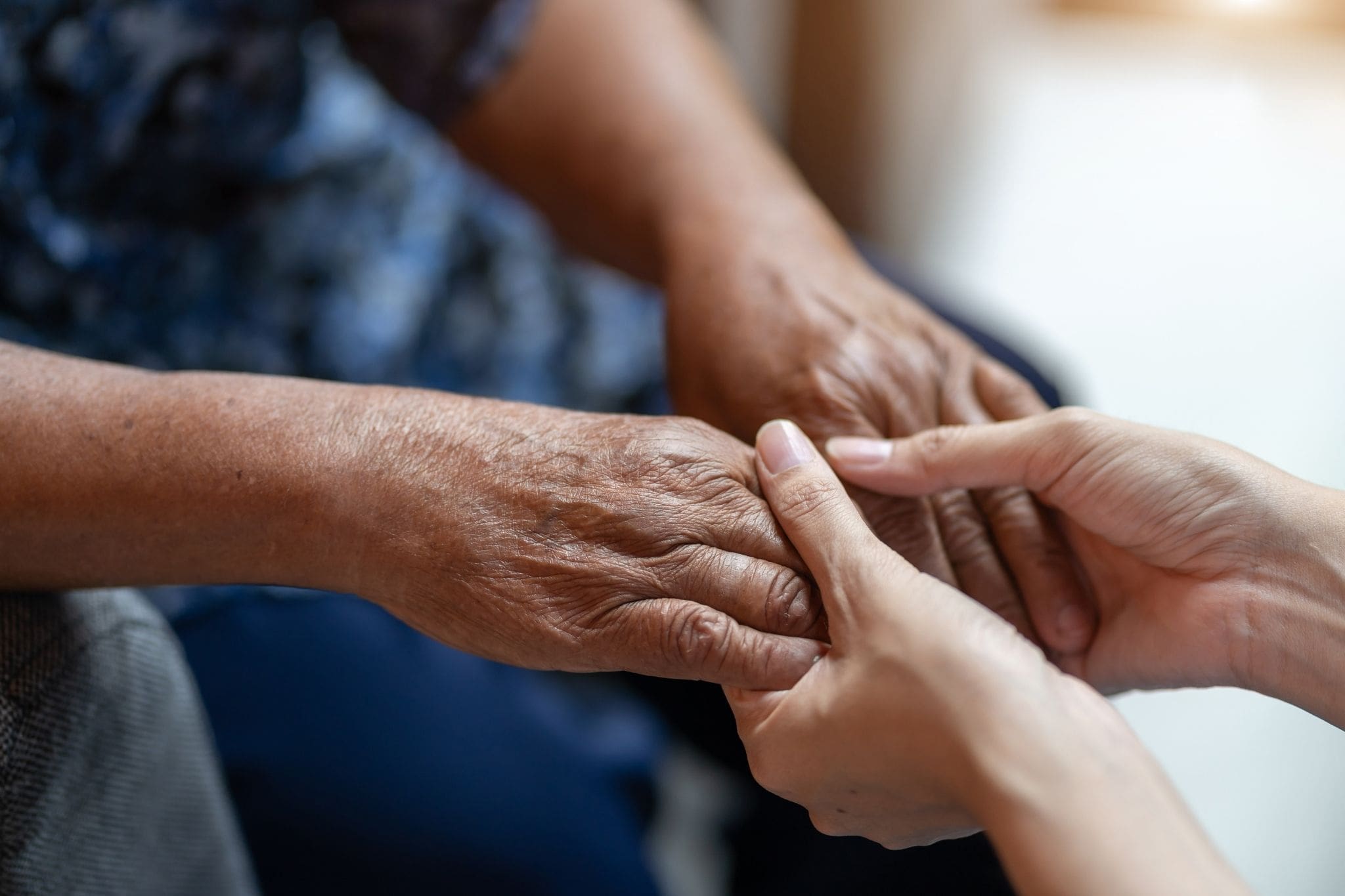 Des structures saturées, un manque de données et un système de santé ébranlé par les violences politiques : la Nouvelle-Calédonie peine à répondre aux besoins croissants des patients atteints d’Alzheimer.