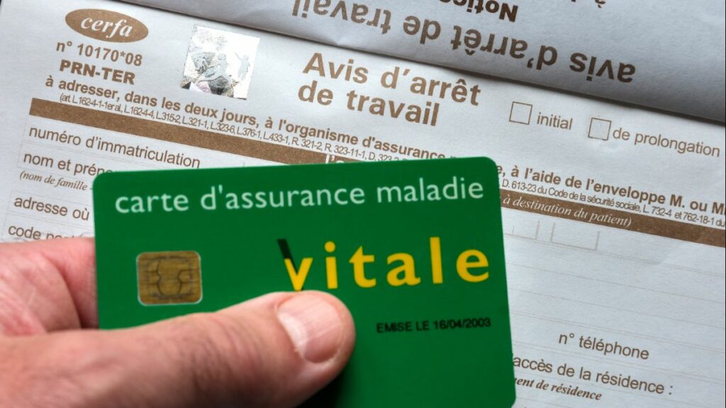 Depuis le 1er septembre 2025, un nouveau formulaire d’arrêt de travail Cerfa ultra-sécurisé est obligatoire partout en France, y compris dans les territoires d’Outre-mer. Cette réforme vise à contrer une explosion des fraudes, évaluées à 42 millions d’euros en 2024 au niveau national.