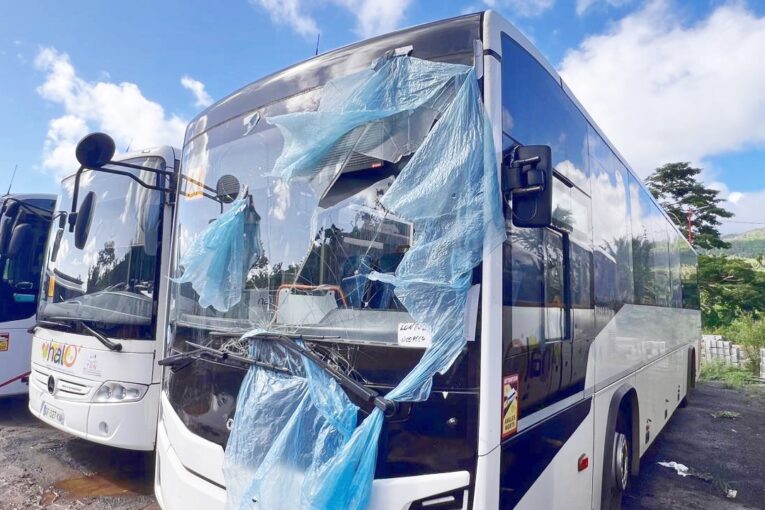 Un conducteur a été pris à partie par un groupe de jeunes armés de pierres et de barres de fer à Majicavo Koropa. L’incident, survenu en plein service avec une cinquantaine d’élèves à bord, relance le débat sur l’insécurité sur l'île jusque dans les transports scolaires.