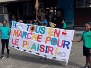 Ce vendredi 19 septembre, les rues du quartier Mirza à Cayenne ont résonné des voix joyeuses des élèves des écoles Léopold Héder et Edmard Malacarnet.