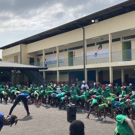 Ce vendredi 19 septembre, les rues du quartier Mirza à Cayenne ont résonné des voix joyeuses des élèves des écoles Léopold Héder et Edmard Malacarnet.