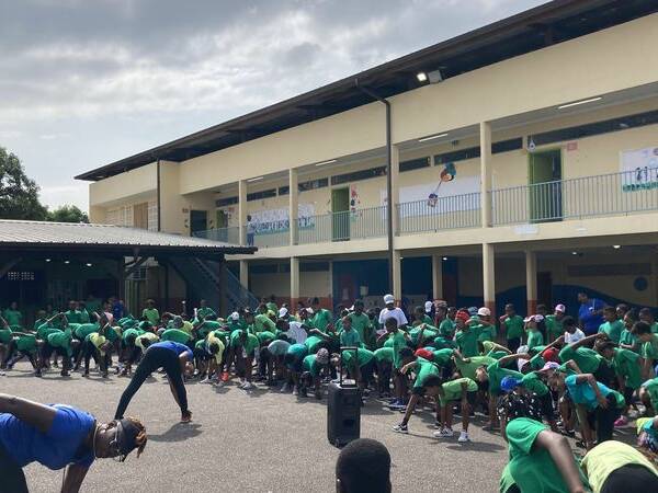 Ce vendredi 19 septembre, les rues du quartier Mirza à Cayenne ont résonné des voix joyeuses des élèves des écoles Léopold Héder et Edmard Malacarnet.