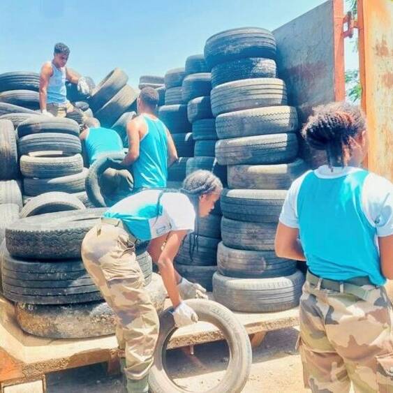 À Saint-Pierre, les volontaires de la 1re compagnie du RSMA Martinique mobilisés pour la collecte de pneus usagés.