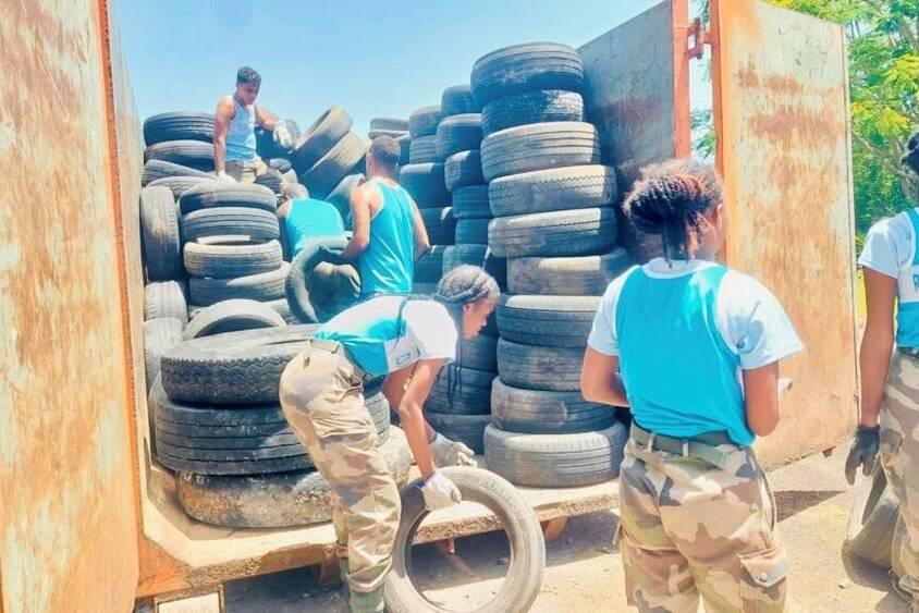 À Saint-Pierre, les volontaires de la 1re compagnie du RSMA Martinique mobilisés pour la collecte de pneus usagés.