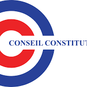 Le Conseil constitutionnel a confirmé, vendredi 19 septembre, la validité du gel du corps électoral en Nouvelle-Calédonie. Saisi par l’association loyaliste Un cœur, une voix, qui contestait cette règle au nom des principes d’égalité et d’universalité du suffrage, le Conseil a estimé que cette dérogation, bien qu’exceptionnelle, tire sa légitimité de la Constitution elle-même.