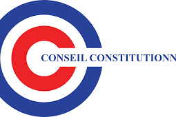 Le Conseil constitutionnel a confirmé, vendredi 19 septembre, la validité du gel du corps électoral en Nouvelle-Calédonie. Saisi par l’association loyaliste Un cœur, une voix, qui contestait cette règle au nom des principes d’égalité et d’universalité du suffrage, le Conseil a estimé que cette dérogation, bien qu’exceptionnelle, tire sa légitimité de la Constitution elle-même.