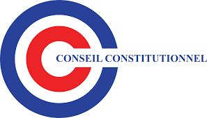 Le Conseil constitutionnel a confirmé, vendredi 19 septembre, la validité du gel du corps électoral en Nouvelle-Calédonie. Saisi par l’association loyaliste Un cœur, une voix, qui contestait cette règle au nom des principes d’égalité et d’universalité du suffrage, le Conseil a estimé que cette dérogation, bien qu’exceptionnelle, tire sa légitimité de la Constitution elle-même.