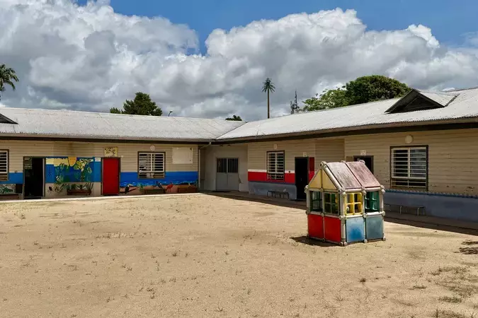 La mobilisation contre les mesures budgétaires du gouvernement perturbe le fonctionnement de nombreuses écoles en Guyane. À Saint-Laurent-du-Maroni, Rémire-Montjoly, Macouria et Matoury, plusieurs établissements sont fermés ou fonctionnent en service minimum.