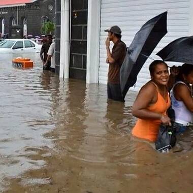 alors que l’onde tropicale n°28 continue de frapper la Martinique, provoquant des perturbations sur tout le réseau routier.