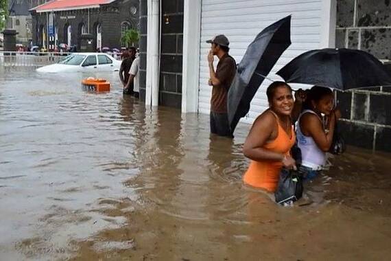 alors que l’onde tropicale n°28 continue de frapper la Martinique, provoquant des perturbations sur tout le réseau routier.