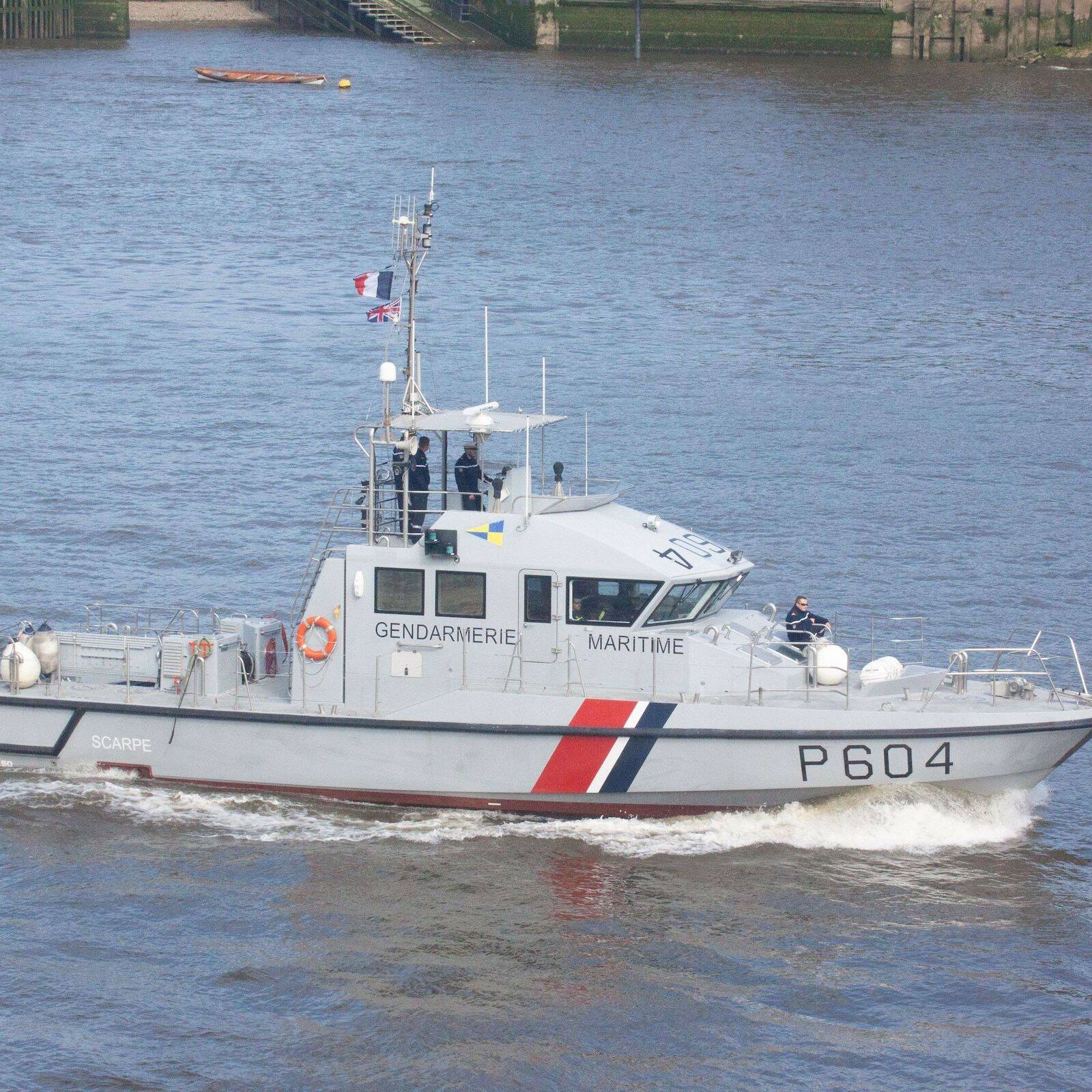 Le maréchal des logis-chef Nicolas Verriez, 36 ans, est mort en service jeudi 18 septembre à Dzaoudzi. Affecté à la brigade de gendarmerie maritime P602, il a chuté dans l’eau lors d’une manœuvre de navigation et de maintenance. Une enquête est ouverte pour déterminer les circonstances de l’accident.
