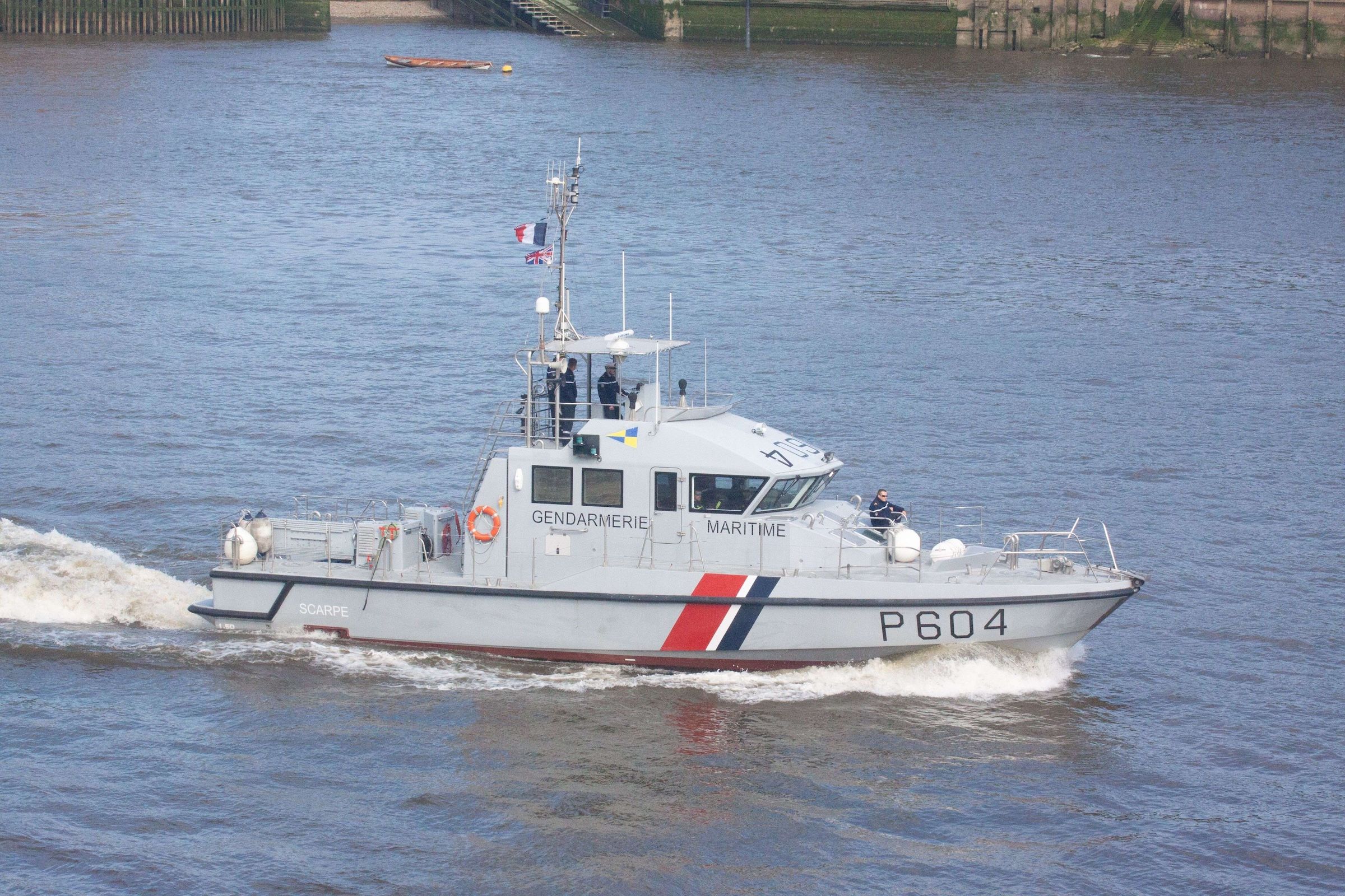 Le maréchal des logis-chef Nicolas Verriez, 36 ans, est mort en service jeudi 18 septembre à Dzaoudzi. Affecté à la brigade de gendarmerie maritime P602, il a chuté dans l’eau lors d’une manœuvre de navigation et de maintenance. Une enquête est ouverte pour déterminer les circonstances de l’accident.