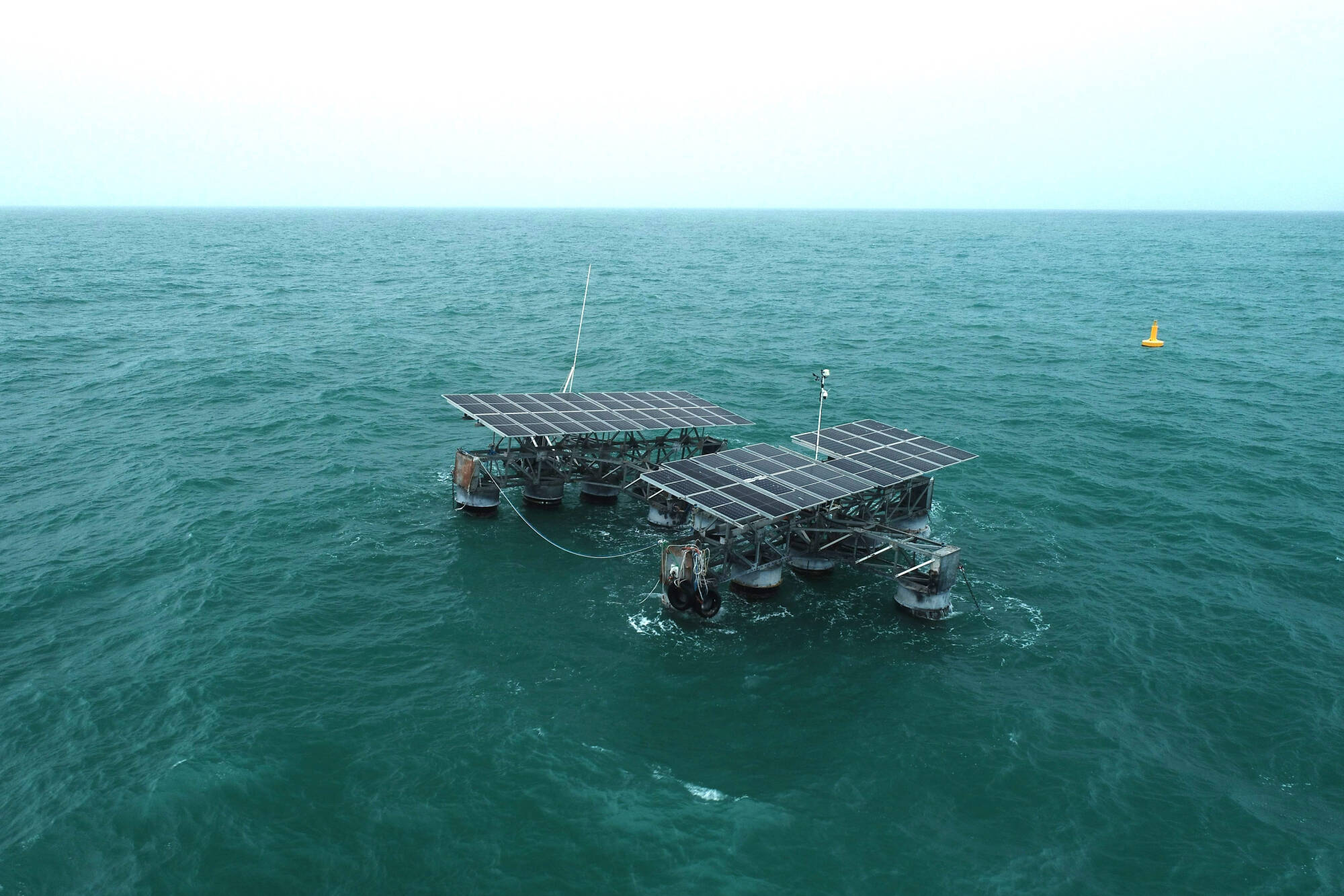 Le Grand Port Maritime de la Martinique et la start-up montpelliéraine SolarinBlue ont signé une convention pour lancer Soley Blé, un projet inédit de centrale photovoltaïque flottante dans la baie de Fort-de-France. L’installation, prévue à proximité du terminal à conteneurs de la Pointe des Grives, constituerait une première dans les Caraïbes.