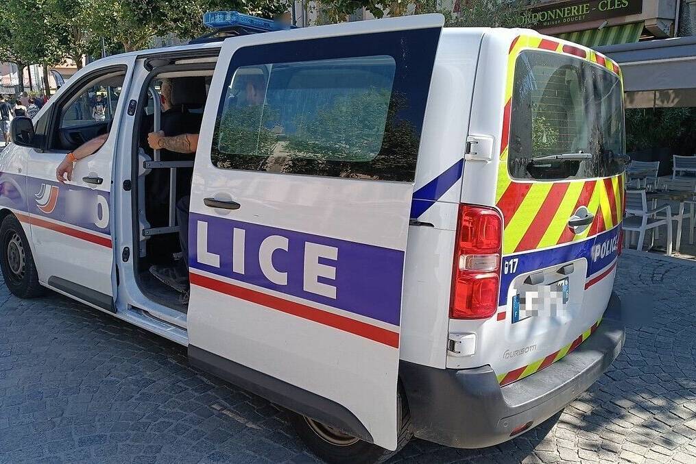 Un motard guadeloupéen affirme avoir été percuté volontairement par une voiture de police à Paris : une enquête ouverte