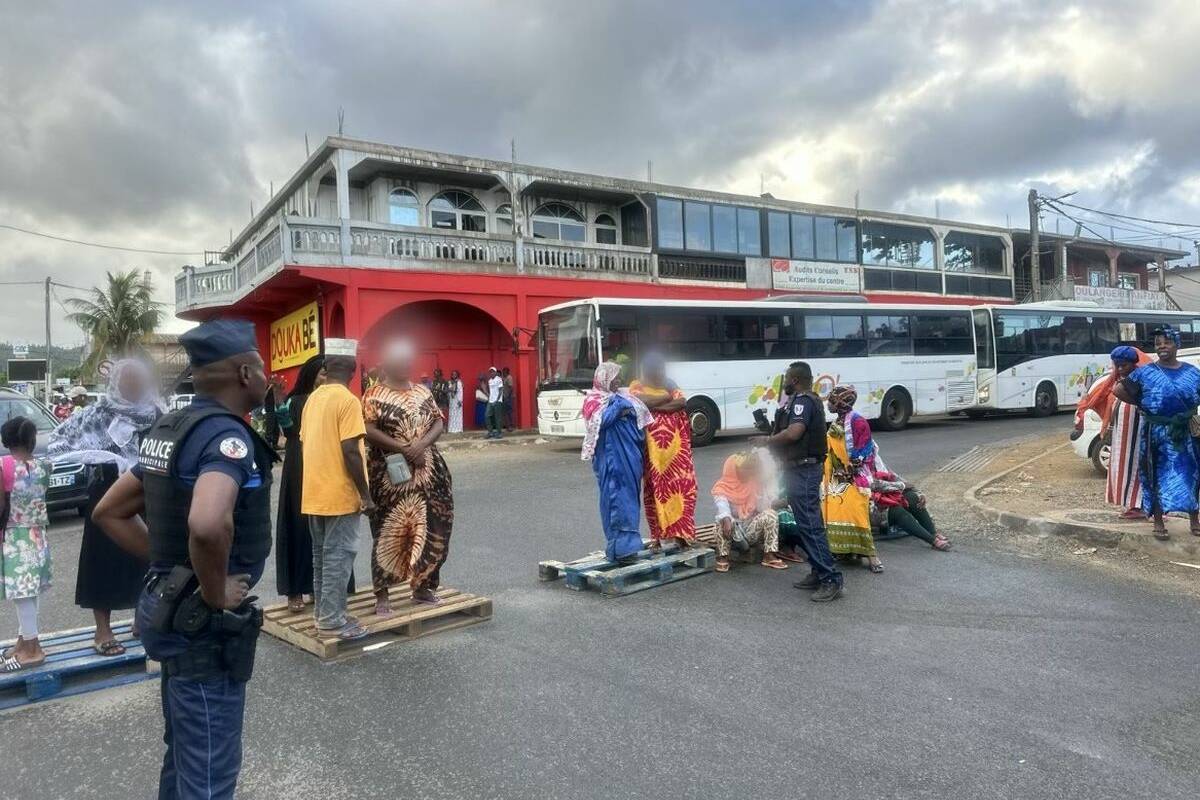 Mayotte : la colère monte à Combani, où les parents d’élèves bloquent le carrefour pour dénoncer le retard du chantier de l’école T8