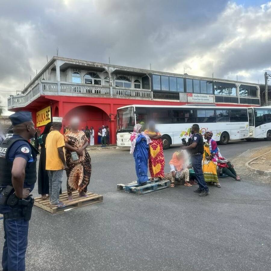 Mayotte : la colère monte à Combani, où les parents d’élèves bloquent le carrefour pour dénoncer le retard du chantier de l’école T8
