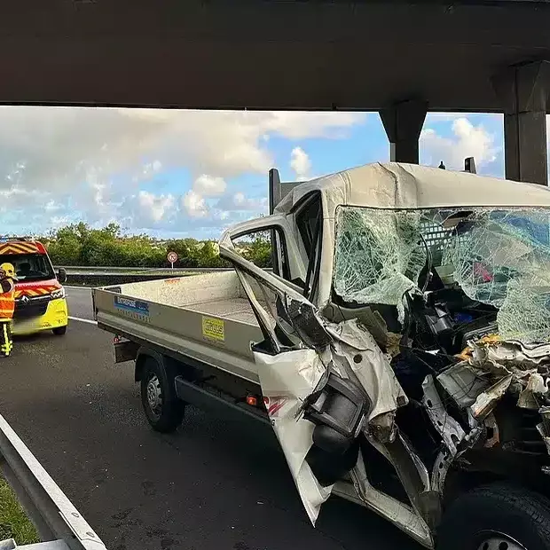 Accident spectaculaire à Saint-Benoît : un blessé léger sur la RN2