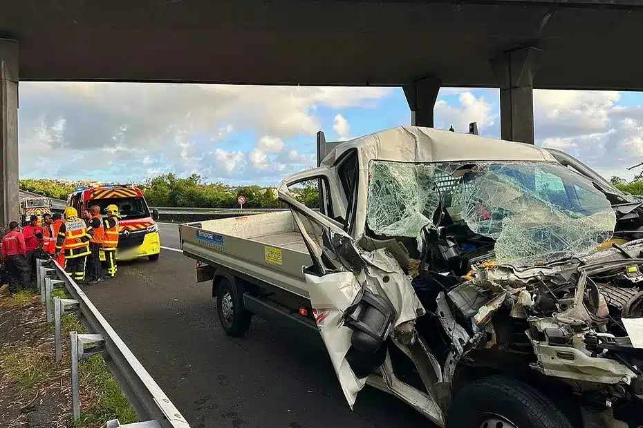 Accident spectaculaire à Saint-Benoît : un blessé léger sur la RN2