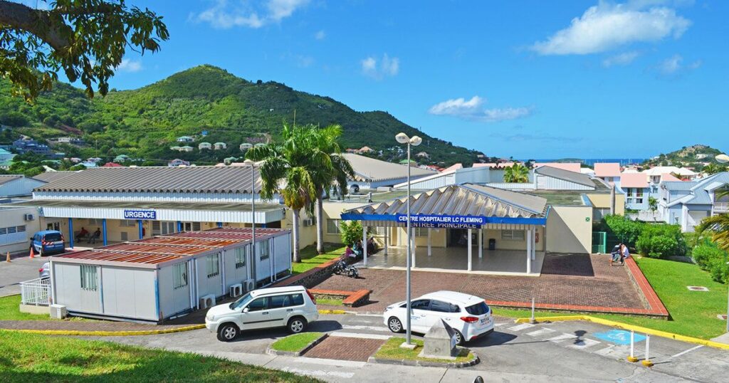 Un scandale médical secoue Saint-Martin : un chirurgien soupçonné d’avoir exercé sans diplôme pendant dix ans