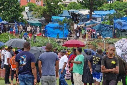 Mayotte : une opération de nettoyage symbolique avant le démantèlement du camp de migrants de Tsoundzou