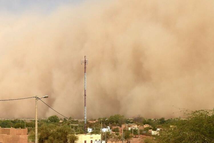 Pollution atmosphérique : l’Anses recommande de réduire les émissions humaines pendant les tempêtes de sable