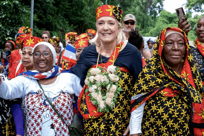 Marine le Pen chaleureusement accueillie par des Mahorais au congrès national des pompiers