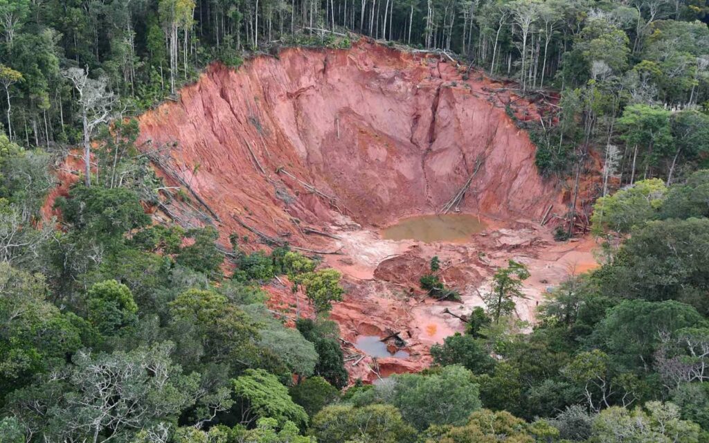 Guyane : six pirogues d’orpaillage illégal interceptées sur le fleuve La Comté