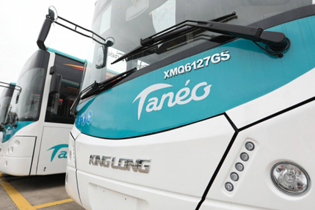 Près d’un an après les émeutes qui ont paralysé Nouméa et détruit une partie des infrastructures, l’État confirme son engagement en Nouvelle-Calédonie. Le haut-commissaire Jacques Billant a annoncé ce 1er octobre le déblocage de 578 millions de francs CFP, soit 80 % du coût des travaux engagés par le Syndicat mixte des transports urbains (SMTU) pour réparer le réseau Tanéo.