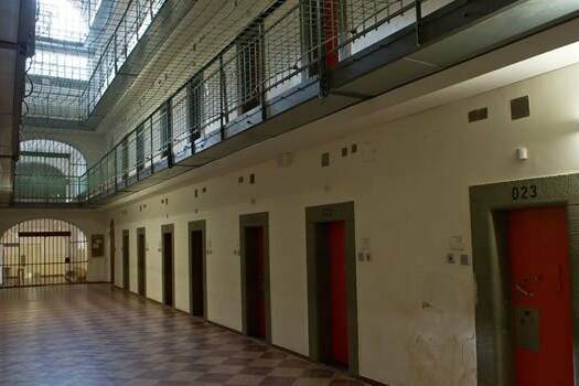 Nouvelle-Calédonie : cinquante détenus portent plainte contre le Camp-Est pour conditions indignes