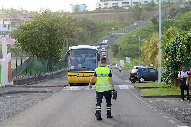 Guadeloupe : un chauffeur de car scolaire récidiviste interpellé pour conduite sous stupéfiants