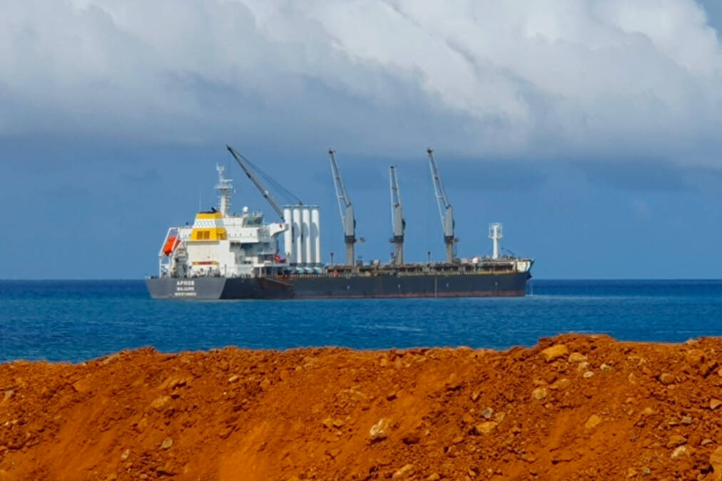 Nouvelle-Calédonie : un navire minéralier à propulsion éolienne, une première mondiale