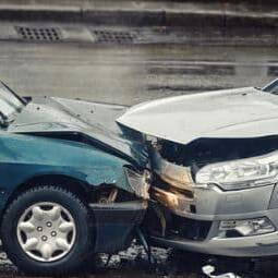 Choc frontal sur la route de la Traversée : deux septuagénaires grièvement blessés