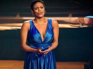 Axelle Saint-Cirel bouleverse la nation en interprétant La Marseillaise pour les dix ans du 13-Novembre