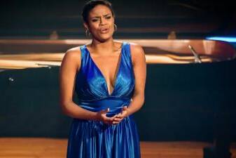 Axelle Saint-Cirel bouleverse la nation en interprétant La Marseillaise pour les dix ans du 13-Novembre