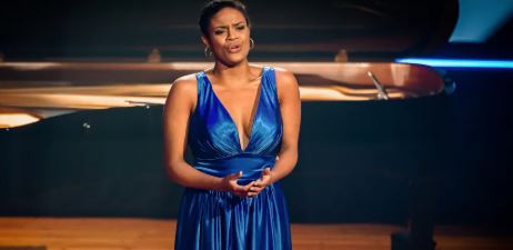 Axelle Saint-Cirel bouleverse la nation en interprétant La Marseillaise pour les dix ans du 13-Novembre