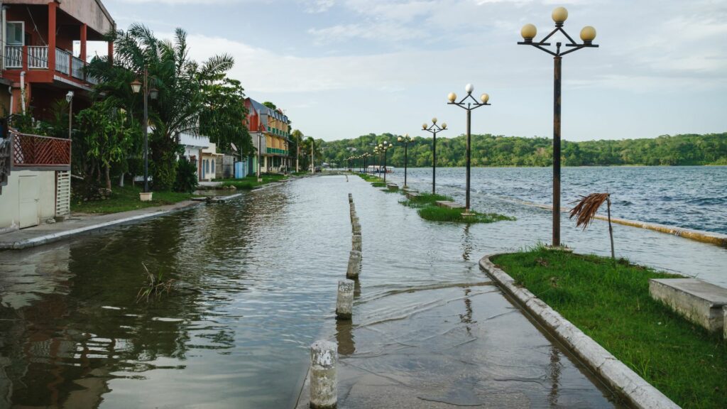 Outre-mer face à la montée des eaux : des maires déjà contraints d’anticiper des déplacements
