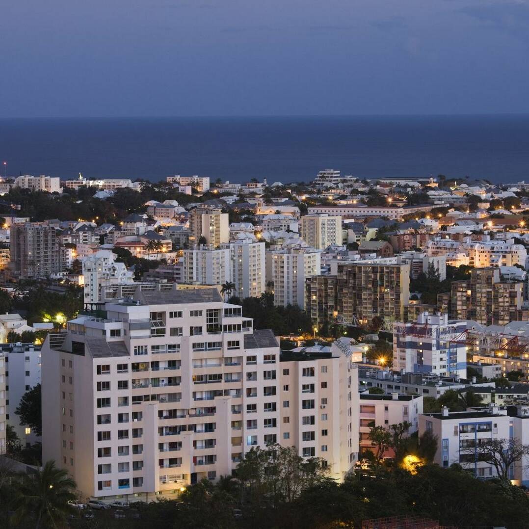 Saint-Denis : une femme chute mortellement du 3e étage, son mari hospitalisé avant sa garde à vue